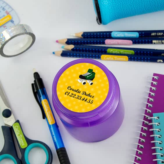 étiquette autocollante sur fourniture de bureau