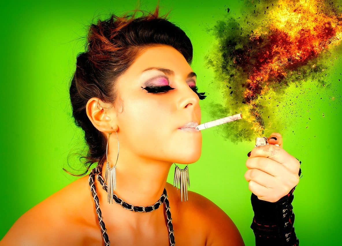 femme qui allume une cigarette