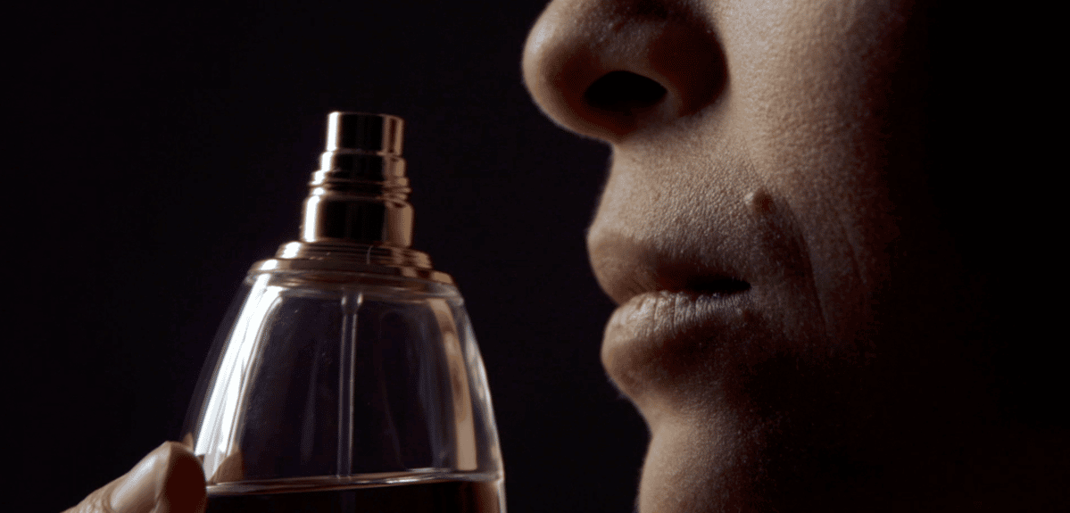 femme qui sent parfum