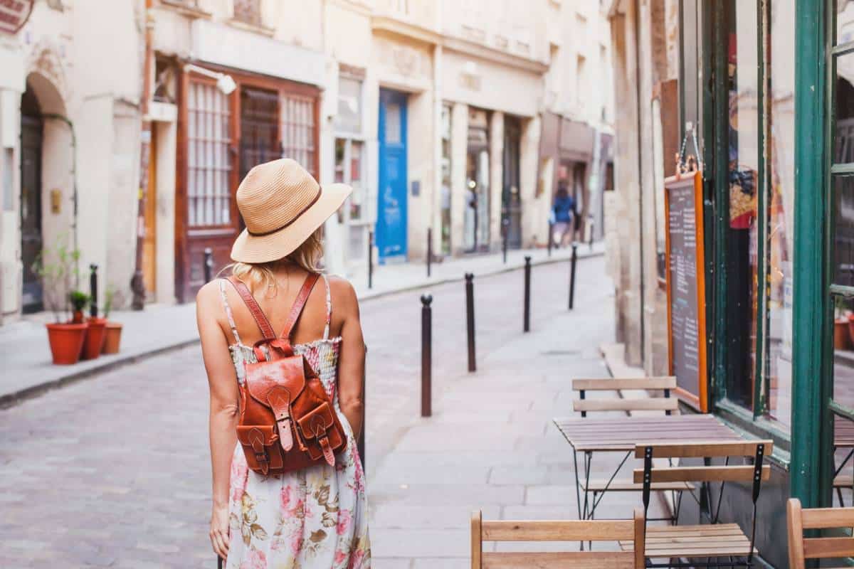 femme avec sac à dos