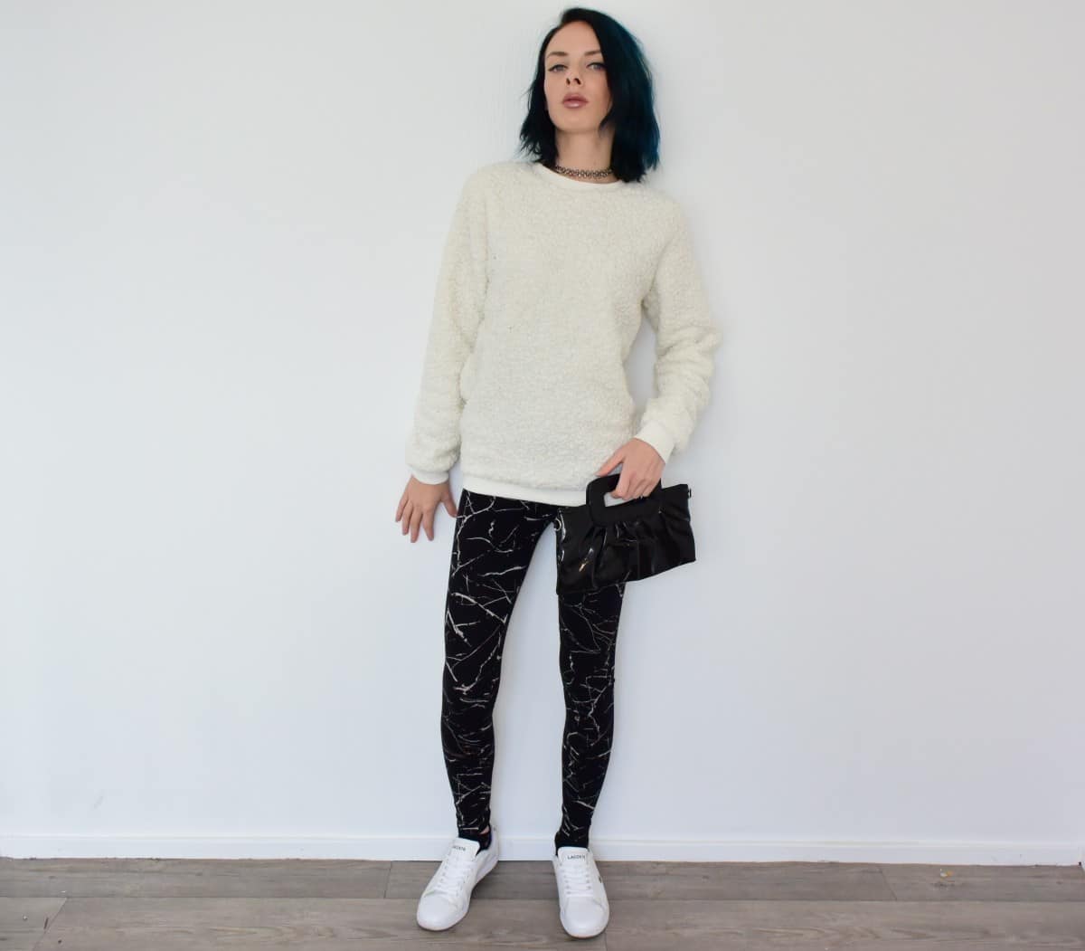 sweat, pantalon chic et sneakers, tendances en 2019