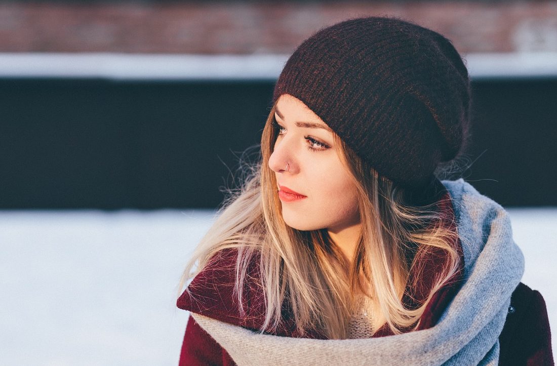 femme avec un bonnet sur la tête