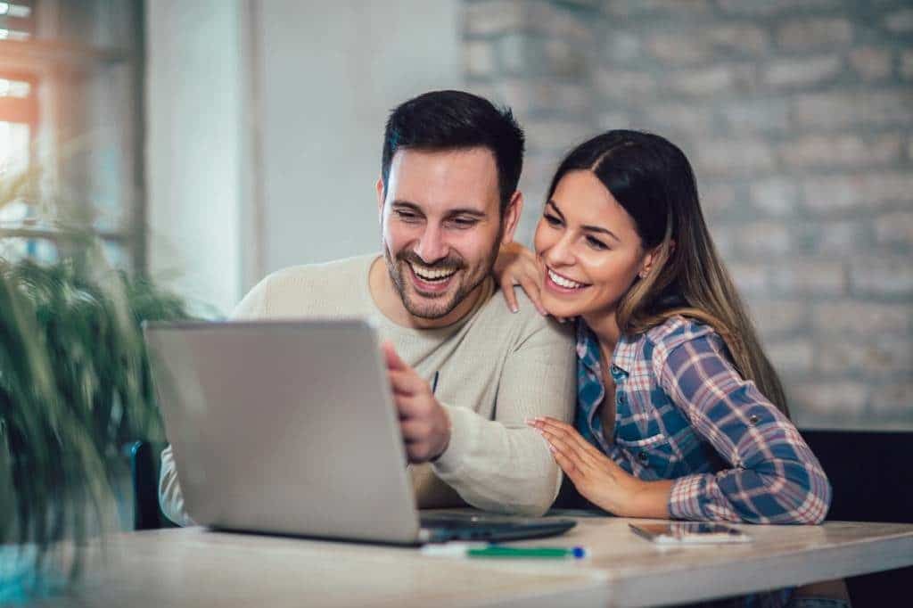 couple qui fait des économies sur internet