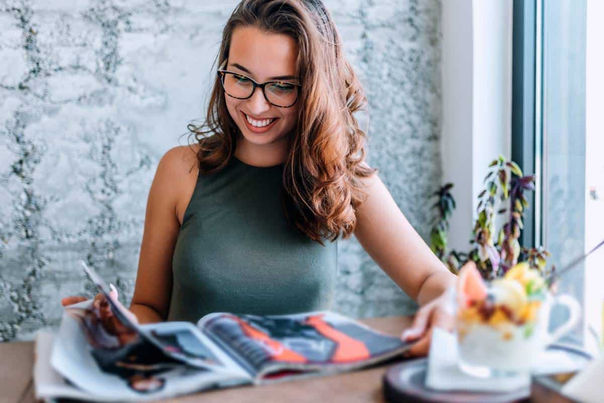 femme lisant un magazine
