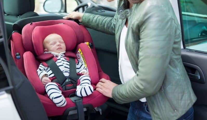 bébé dans un siège auto