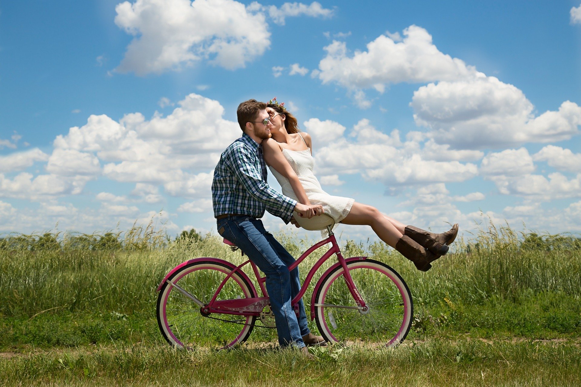 couple amoureux sur vélo
