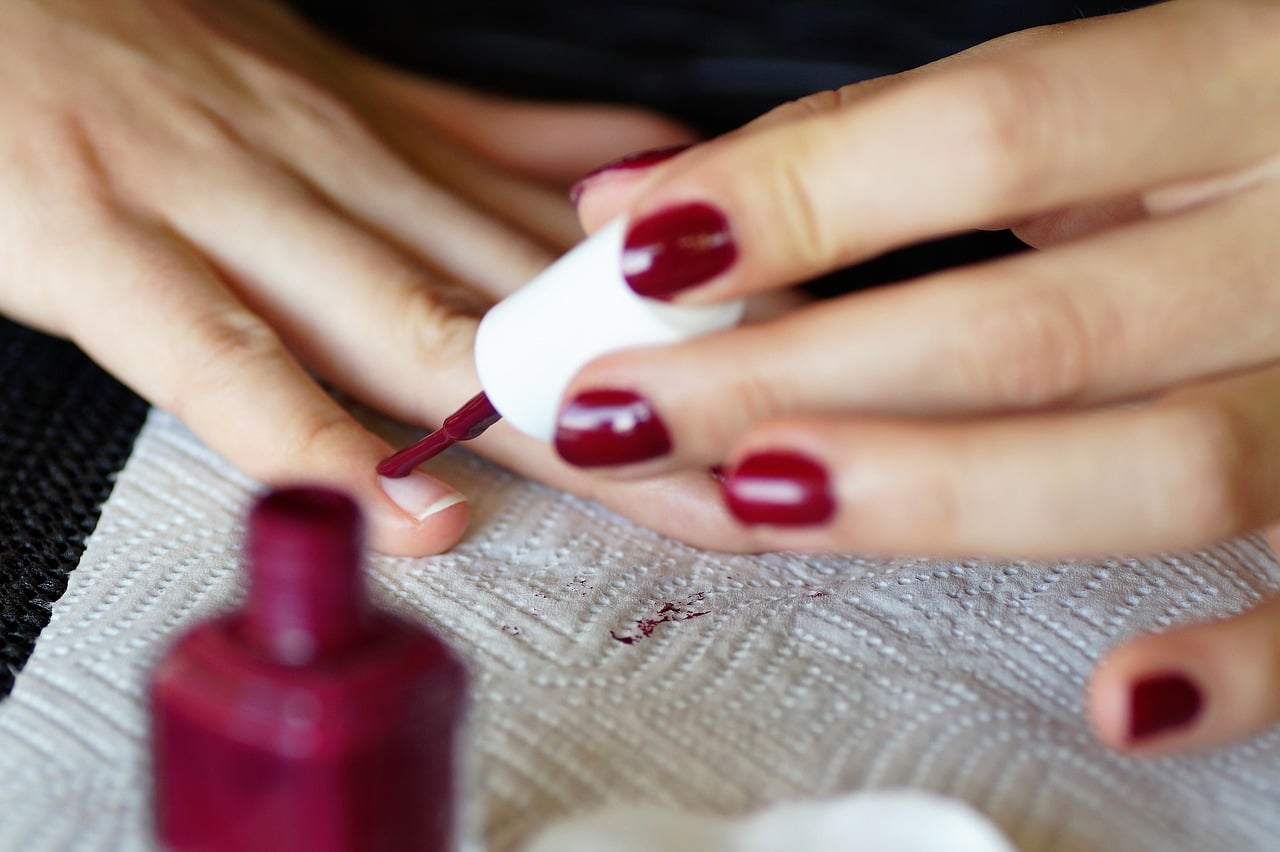 une femme qui applique du vernis