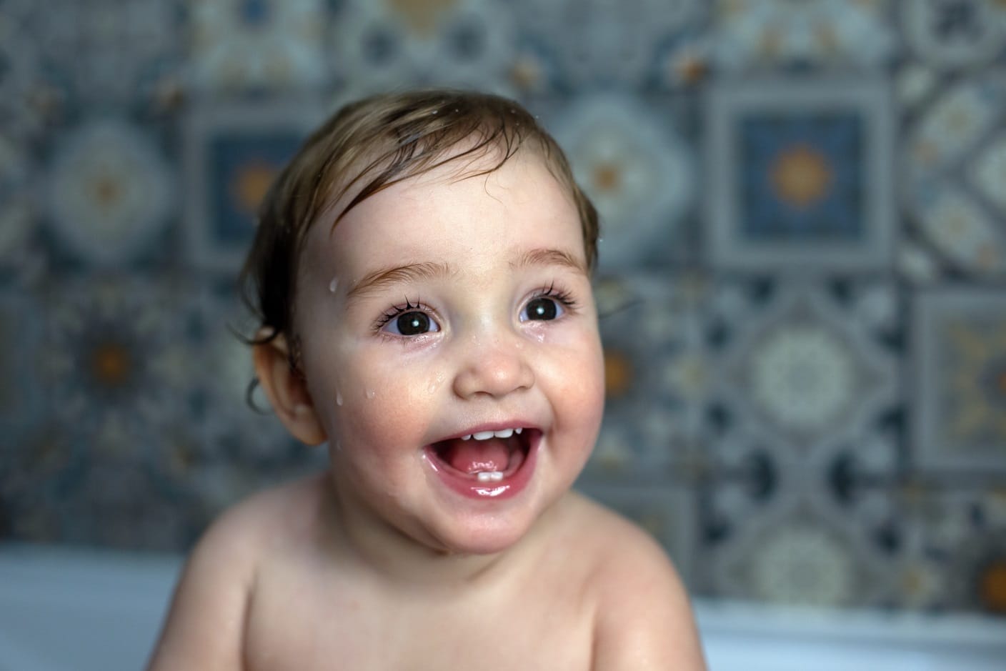 un bébé qui prend un bain