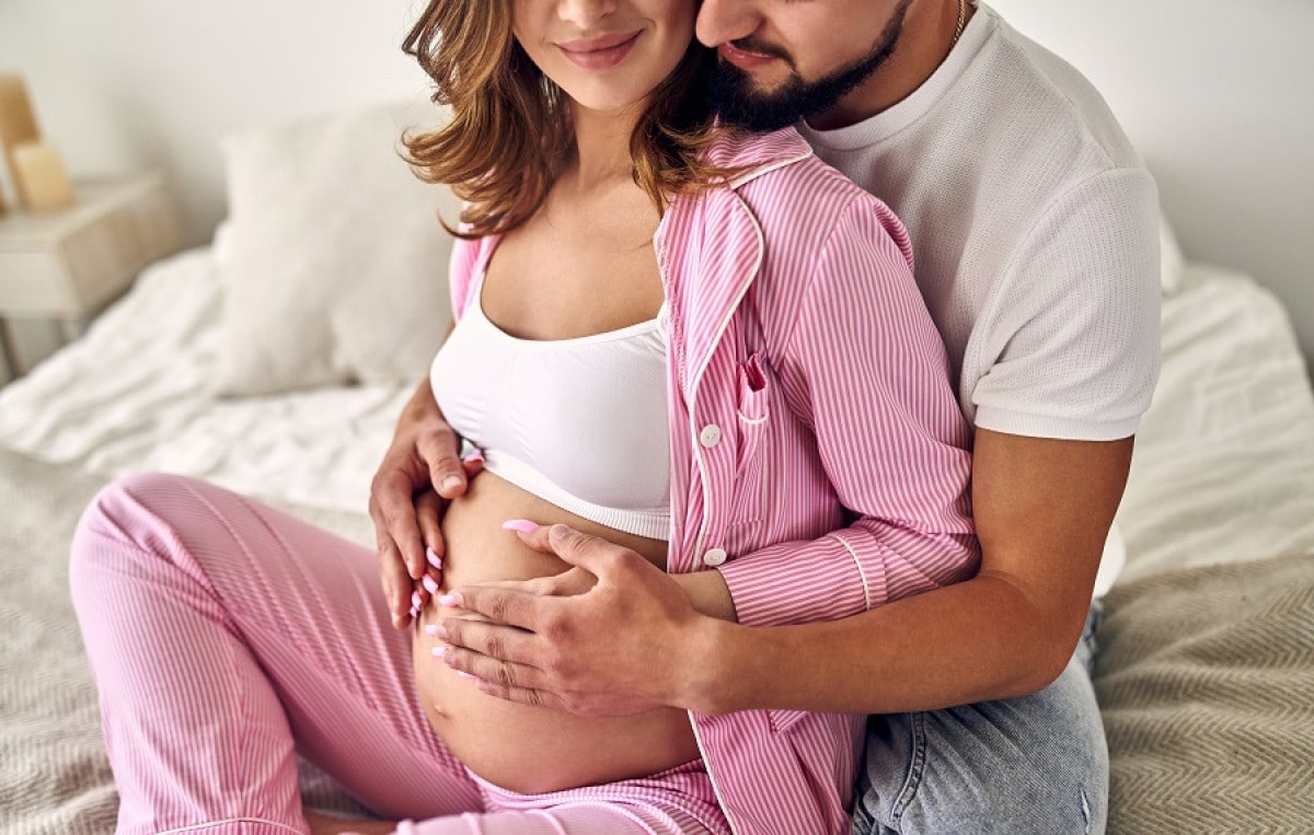 femme enceinte sur son lit